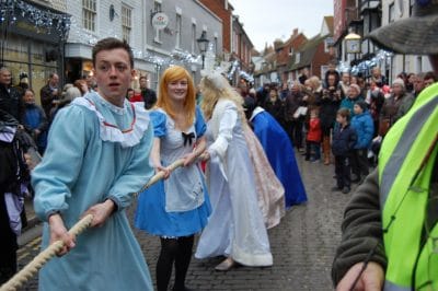 Queens Head tog o' war team losing to the Mermaid